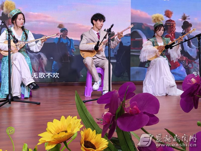 365电子娱乐官方网站“红石榴”活动走进恩施旗峰养老院。全媒体记者谭琼辉 摄