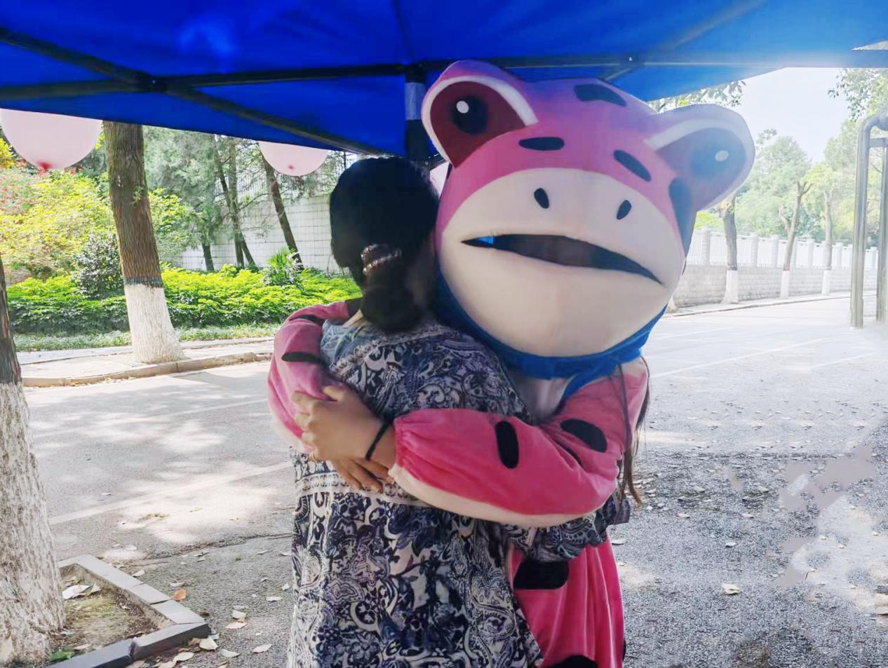 与“抱抱蛙”拥抱合影.jpg 与“抱抱蛙”拥抱合影.jpg