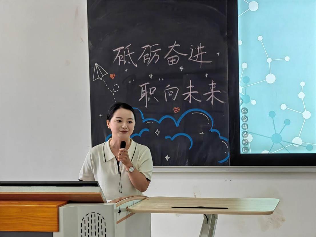 男人站在黑板前 AI 生成的内容可能不正确。